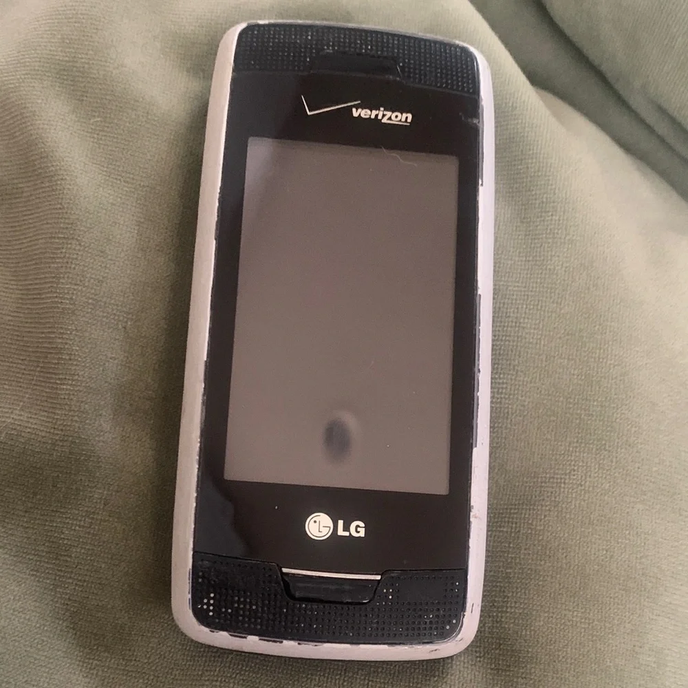 Vintage LG Black and White Verizon Cell Phone